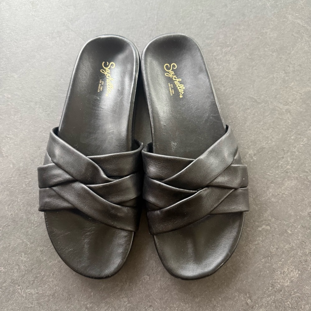 Seychelles women’s Show Me Love slides in black leather. Size 10.
